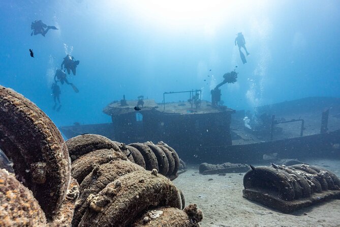 2-Tank Dive Featuring the Molokini Crater - The guide team setup, and why small groups matter