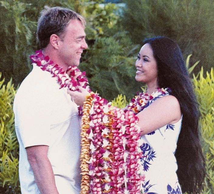 Kahului Airport: Maui Flower Lei Greeting Upon Arrival - How the greeter actually helps you (and what they do not)