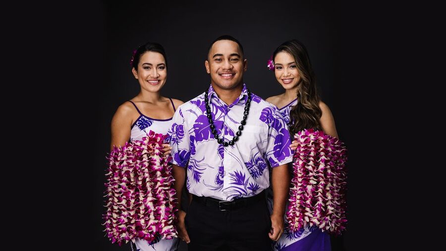 Kahului Airport: Maui Flower Lei Greeting Upon Arrival - What you actually receive: lei, sign, and direction