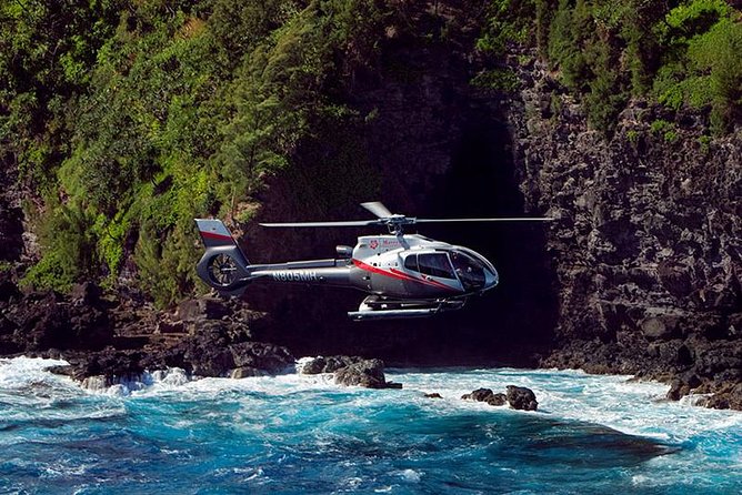 Luxury Helicopter Experience with Hana Rainforest Landing - What “live pilot commentary” really means in practice